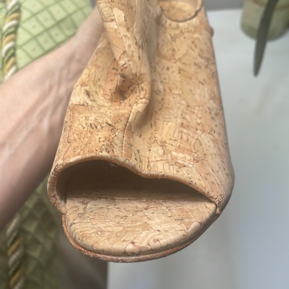 Manolo blahnik 37.5 size 7.5 heal is intact , worn maybe 4 times tops - Picture 5 of 7